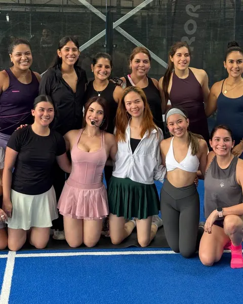 Paola Porcell con un grupo de alumnas sonrientes