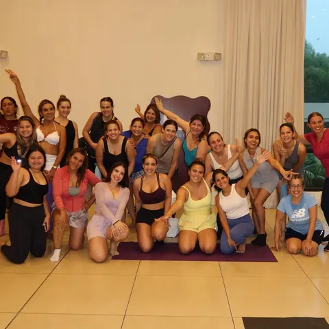 Paola Porcell con un grupo de alumnas posando felices al final de una clase